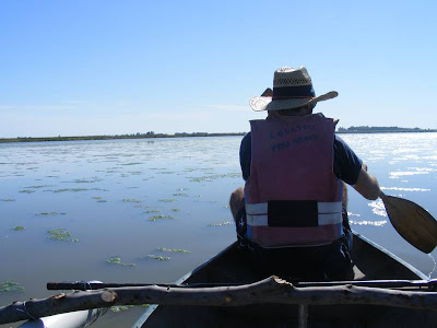 Remando en laguna el Chañar de Teodelina 